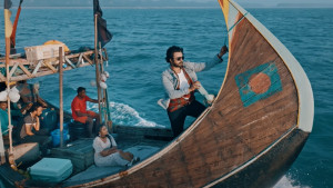 উত্তাল সমুদ্রে চমকে দিলেন অপূর্ব