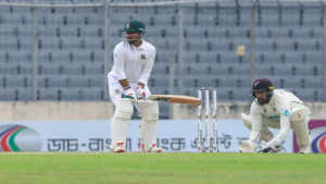 ঢাকা টেস্ট: ৪ উইকেট হারিয়ে ধুঁকছে টাইগাররা