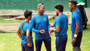ঢাকা টেস্টেও কি এক পেসার