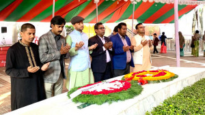 বঙ্গবন্ধুর সমাধিতে ডিআরইউ'র কার্যনির্বাহী কমিটির নেতাদের ফুলেল শ্রদ্ধা