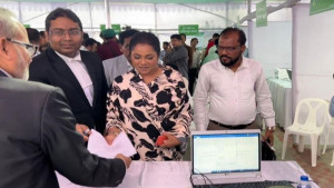 প্রার্থিতা ফিরে পেতে ইসিতে শিল্পী ডলি সায়ন্তনীর আপিল