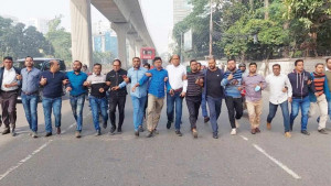 অবরোধ সফলে বাংলামোটরে যুবদলের মিছিল