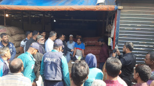 পেঁয়াজ কেনাবেচার রশিদ না থাকায় খুলনায় ২ ব্যবসায়ীকে জরিমানা
