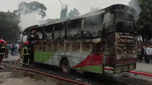 গুলিস্তানে বাসে আগুন
