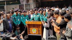 ট্রেনে অগ্নিসংযোগে জড়িতরা ছাড় পাবে না: ডিএমপি কমিশনার