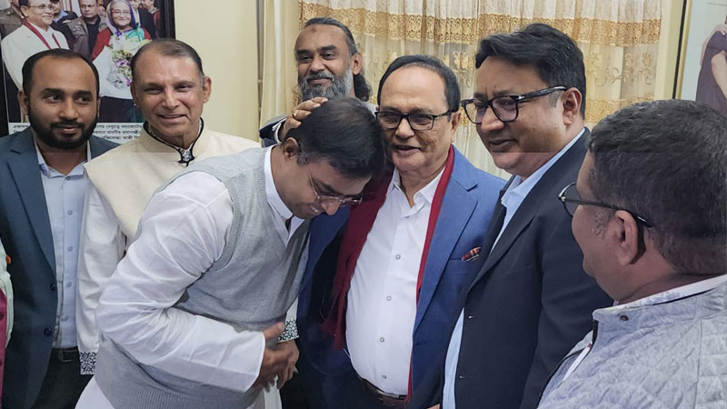 ‘দোয়া’ নিতে ফিরোজ রশীদের বাসায় সাঈদ খোকন ‘দোয়া’ নিতে ফিরোজ রশীদের বাসায় সাঈদ খোকন