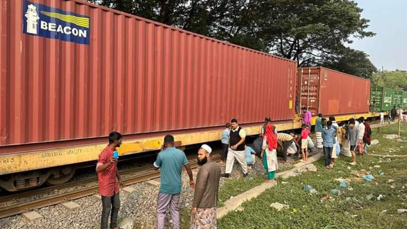 টঙ্গীতে মালবাহী ট্রেনের ৫ বগি লাইনচ্যুত টঙ্গীতে মালবাহী ট্রেনের ৫ বগি লাইনচ্যুত