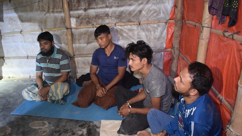 রোহিঙ্গা ক্যাম্পে অস্ত্রসহ আরসার ৪ সদস্য আটক রোহিঙ্গা ক্যাম্পে অস্ত্রসহ আরসার ৪ সদস্য আটক