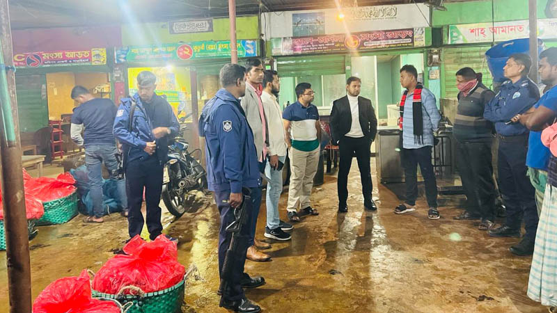 জাটকা ইলিশ জব্দ করে এতিমখানায় বিতরণ জাটকা ইলিশ জব্দ করে এতিমখানায় বিতরণ