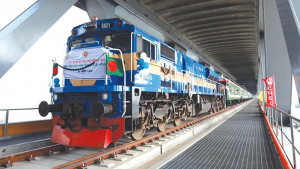 পদ্মা পাড়ির অপেক্ষায় যাত্রীবাহী সুন্দরবন এক্সপ্রেস