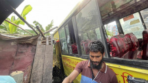 বনশ্রীতে বাসে পেট্রোল বোমা নিক্ষেপ, দগ্ধ চালক