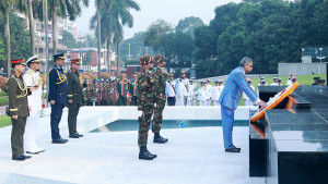শিখা অনির্বাণে রাষ্ট্রপতি ও প্রধানমন্ত্রীর শ্রদ্ধা