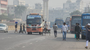 ঢাকায় গাড়ির চাপ বাড়ছে, দূরপাল্লার বাস ছাড়ছে