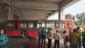 প্রাইভেটকারকে রক্ষায় সড়কে আটকে গেল বাস