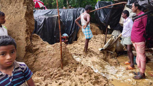 দেয়াল চাপায় একই পরিবারের ৪ জনের মৃত্যু 