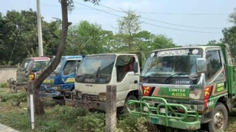 পাহাড় কেটে মাটি পাচার, চার ড্রাম ট্রাক জব্দ পাহাড় কেটে মাটি পাচার, চার ড্রাম ট্রাক জব্দ
