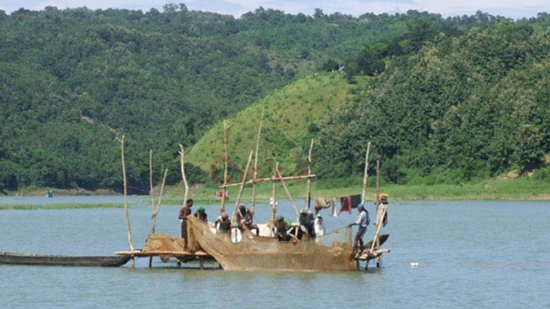 কাপ্তাই হ্রদে তিন মাস মাছ শিকার বন্ধ কাপ্তাই হ্রদে তিন মাস মাছ শিকার বন্ধ
