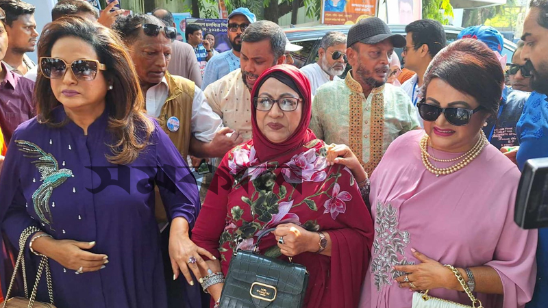 এফডিসিতে একসঙ্গে ভোট দিতে এলেন সুচন্দা, ববিতা ও চম্পা এফডিসিতে একসঙ্গে ভোট দিতে এলেন সুচন্দা, ববিতা ও চম্পা