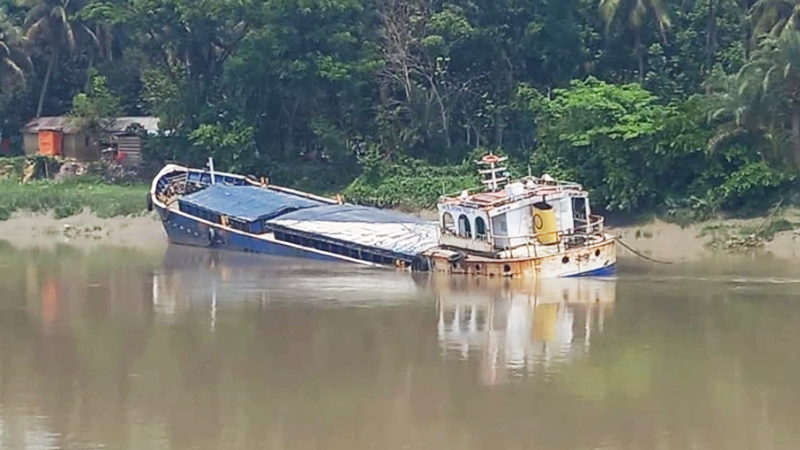 ভৈরব নদে ডুবে যাওয়া জাহাজের কয়লা উদ্ধার শুরু ভৈরব নদে ডুবে যাওয়া জাহাজের কয়লা উদ্ধার শুরু