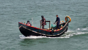 ওপারে গোলার শব্দ, কাঁপছে নাফের তীর