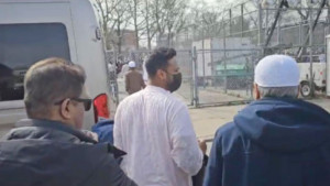 সেলফি তুলতে চাওয়া ভক্তকে ধাক্কা, নিউইয়র্কে সমালোচনায় সাকিব