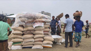 সরকারি চাল জব্দ করে ছেড়ে দিল পুলিশ, উদ্ধার করলেন চেয়ারম্যান