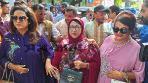 এফডিসিতে একসঙ্গে ভোট দিতে এলেন সুচন্দা, ববিতা ও চম্পা