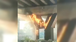 চট্টগ্রামে ফ্লাইওভারের কৃত্রিম ঘাসে আগুন