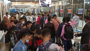 শাহজালালে বেড়েছে যাত্রীর চাপ, সামলাতে হিমশিম
