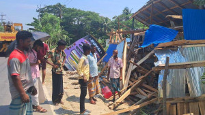 বাগেরহাটে দোকান ঘর নিয়ে খাদে বেপরোয়া গতির বাস, যাত্রী নিহত