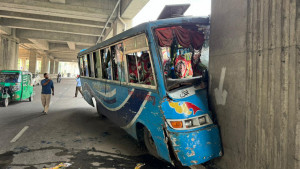 সড়ক বিভাজকে উঠে গেল বাস, মেট্রোর পিলারে ধাক্কা