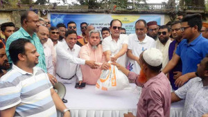 ভর্তুকি মূল্যে ঈদ সামগ্রী বিতরণ করলেন সিআইপি আমিনুল হক