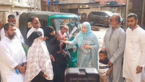 পুড়ে অঙ্গার চালকের পরিবার পেল অটোরিকশা