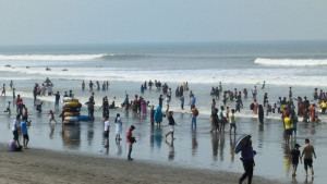 কক্সবাজার সৈকতে পর্যটকের ঢল
