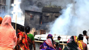 চট্টগ্রামে ২টি বস্তিতে আগুন, পুড়ল ২০০ ঘর
