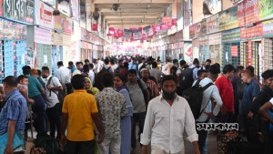 বাড়তি ভাড়ায় যাত্রী নাকাল