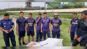 স্রোতে উদ্ধারকাজ ব্যাহত, কেবিন থেকে কর্মীর লাশ উদ্ধার
