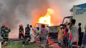 সাভারে তেলের লরি উল্টে আগুনে মৃত্যু বেড়ে ৪