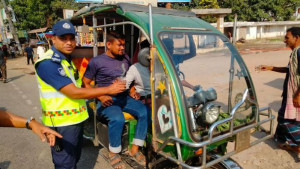 ফরিদপুরে তাপমাত্রা ৪১ ডিগ্রি; চালক ও যাত্রীদের প্রশান্তি দিতে লেবুর শরবত