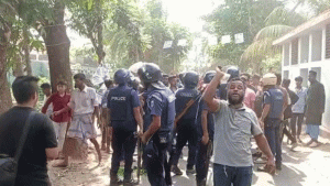 পাল্টাপাল্টি ধাওয়া ও ককটেল বিস্ফোরণ, নুরুল আবছার হলেন ইউপি চেয়ারম্যান  