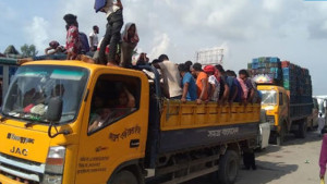 ট্রাকে চড়ে উল্লাস, চাকায় পিষ্ট বৃদ্ধ