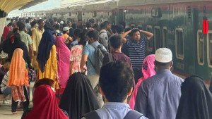 কমলাপুর রেলস্টেশনে ঘরমুখো মানুষের ভিড়