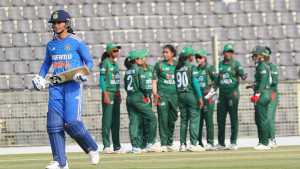 বাংলাদেশকে দেড়শ’ ছোঁয়া লক্ষ্য দিল ভারত 