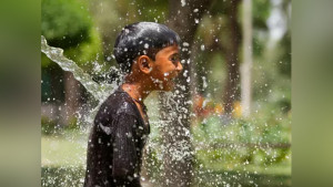 এই গরমে শিশুদের নিরাপদ রাখতে কী করবেন