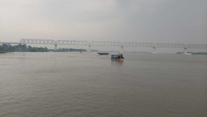 রেল সেতুর পিলারে ধাক্কা খেয়ে ডুবল সারবোঝাই কার্গো, নিখোঁজ ২
