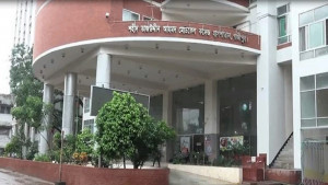 ৪০০ টাকার জন্য মায়ের হাতের রগ কাটল ছেলে