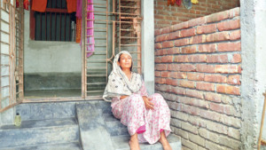 সুনসান বৃষ্টির বাড়ি, বারবার কবরে ছোটেন মা
