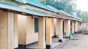 অধিকাংশ ঘরে ঝুলছে তালা