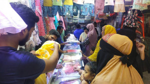 মুন্সীগঞ্জে জমেছে ঈদ বাজার, দাম চড়া