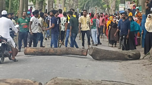 বেতন-বোনাসের জন্য সড়কে